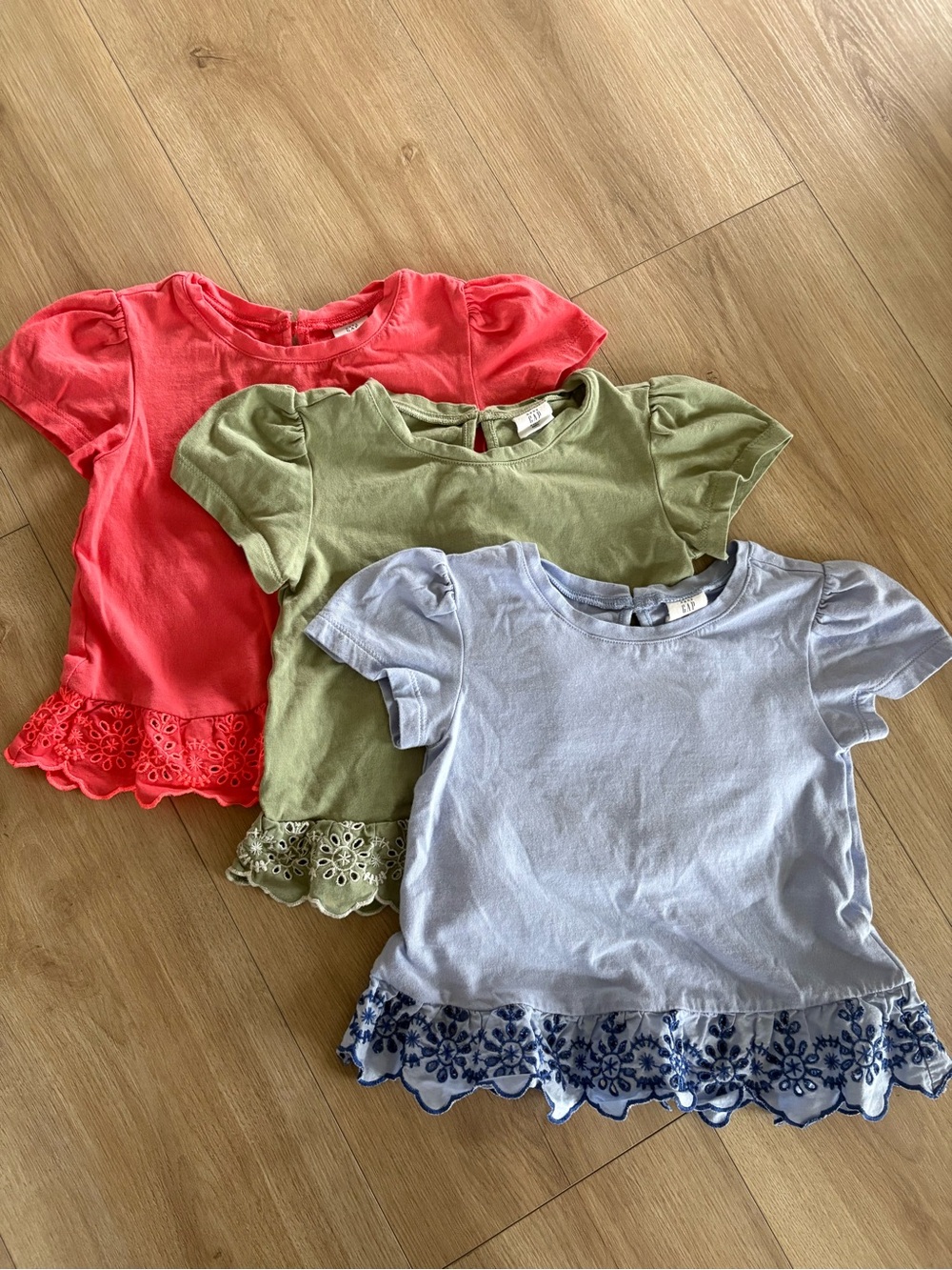 GAP Short Sleeve Tees with Eyelet Hem - Pack of 3. Girls Size 3T